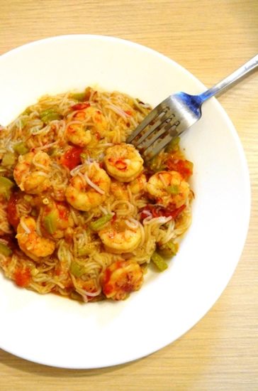 Рисовая лапша с креветками и кабачком