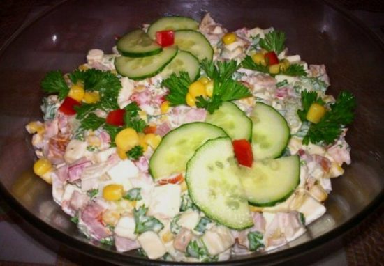 Салат с копченой курицей, кукурузой и сыром