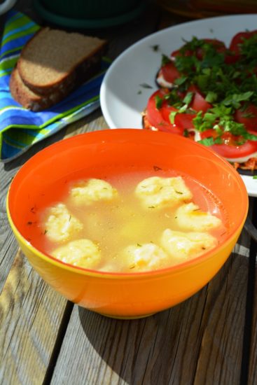 Куриный суп с творожными клецками