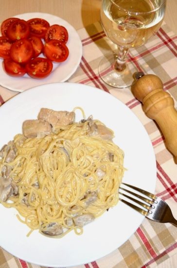 Паста с куриным филе и грибами в сливочно-винном соусе