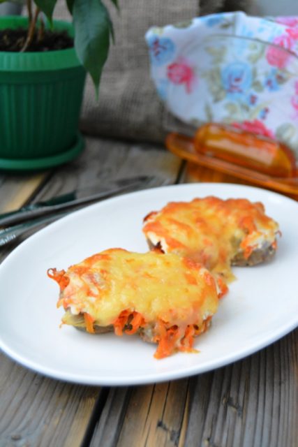 Свинина, запеченная с луком и морковью по-запорожски