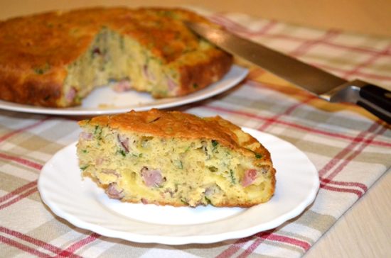 Закусочный пирог с луком, сыром и ветчиной.