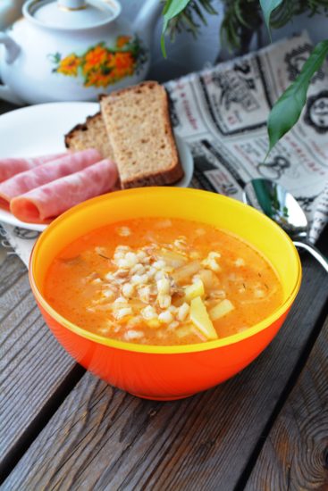 Густой суп из перловой крупы и квашеной капусты