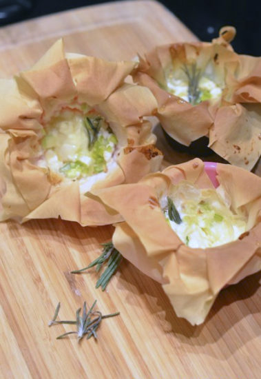 Корзиночки фило с пореем и козьим сыром