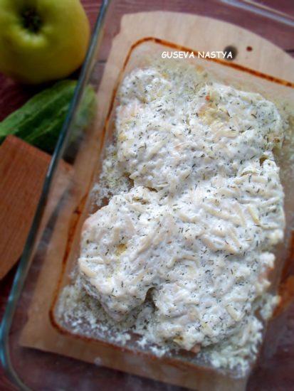 Куриная грудка под сметанно- яблочным соусом