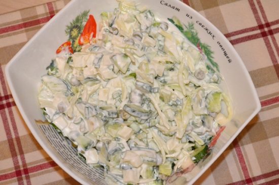 Овощной салат с яблоком и горошком